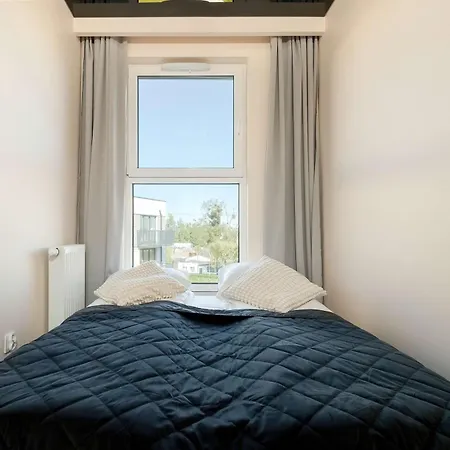 Elegant & Modern With Water View By Renters Apartman
