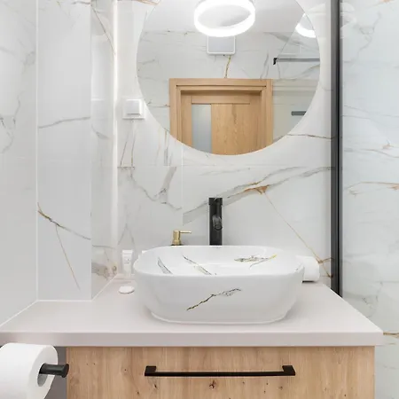 Elegant & Modern With Water View By Renters Apartman *