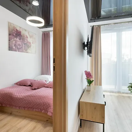 Elegant & Modern With Water View By Renters Apartman *