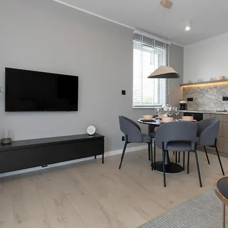Elegant & Modern With Water View By Renters Apartman