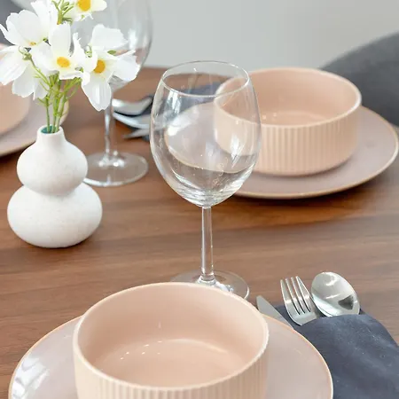Elegant & Modern With Water View By Renters Apartman